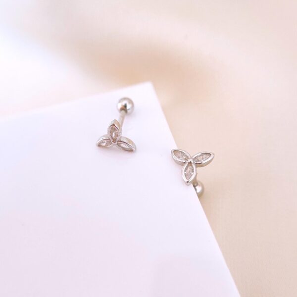 Flower leaf earring, Sparkling leaf cartilage earring, Sterling Silver 18G helix piercing, Gold inner conch piercing